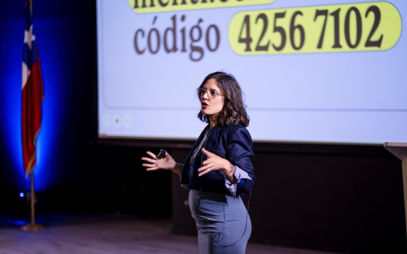 Ministra Camila Vallejo realiza charla para combatir la desinformación digital