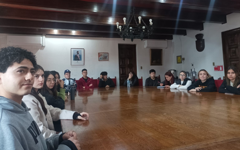 Estudiantes de Administración Pública FAE Usach exploran planificación comunal en Ilustre Municipalidad de Quinta Normal