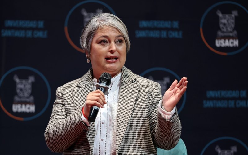 Jeannette Jara, egresada de Administración Pública USACH, gana primarias presidenciales del oficialismo